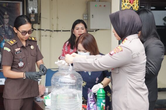 Kapolres Gunung Mas AKBP Arum Sari Puspita Dewi, S.H., S.I.K., M.A., didampingi Kasat Resnarkoba AKP Sutrisno, S.Sos., M.H. Turut hadir perwakilan Kejaksaan Negeri Kuala Kurun, Pengadilan Negeri Kelas II Gunung Mas, serta Dinas Kesehatan, saat memusnahkan barang bukti di Mapolres setempat, Kamis (1/10/2026). (ist)