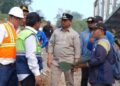 Bupati Barito Utara, H. Shalahuddin, meninjau progres pembangunan Jembatan Lemo, Kamis (1/10/2026).