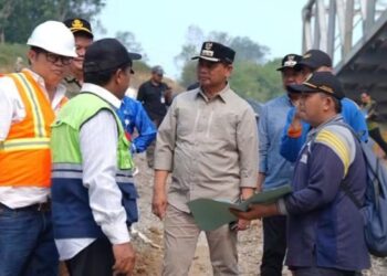 Bupati Barito Utara, H. Shalahuddin, meninjau progres pembangunan Jembatan Lemo, Kamis (1/10/2026).