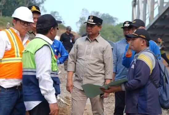 Bupati Barito Utara, H. Shalahuddin, meninjau progres pembangunan Jembatan Lemo, Kamis (1/10/2026).