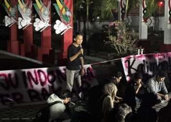 Mahasiswa bersama aktivis lingkungan, akademisi, organisasi kepemudaan dan masyarakat dalam gelaran diskusi di Tugu Soekarno, Jalan S. Parman, Palangka Raya, Minggu (4/10/2026). (ist)