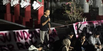 Mahasiswa bersama aktivis lingkungan, akademisi, organisasi kepemudaan dan masyarakat dalam gelaran diskusi di Tugu Soekarno, Jalan S. Parman, Palangka Raya, Minggu (4/10/2026). (ist)