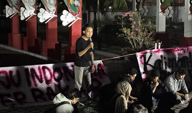 Mahasiswa bersama aktivis lingkungan, akademisi, organisasi kepemudaan dan masyarakat dalam gelaran diskusi di Tugu Soekarno, Jalan S. Parman, Palangka Raya, Minggu (4/10/2026). (ist)