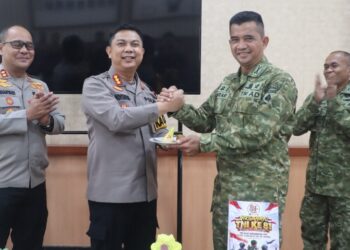 Kapolresta Palangka Raya Kombes Pol Andiyatna, S.I.K., M.H., bersama Kasdim 1016/Palangka Raya Kolonel Arm Khazanatul Israr, S.Pd., M.M., bersama jajaran di Momen HUT ke-81 TNI, Senin (5/10/2026). (ist)