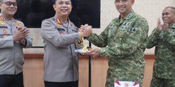 Kapolresta Palangka Raya Kombes Pol Andiyatna, S.I.K., M.H., bersama Kasdim 1016/Palangka Raya Kolonel Arm Khazanatul Israr, S.Pd., M.M., bersama jajaran di Momen HUT ke-81 TNI, Senin (5/10/2026). (ist)