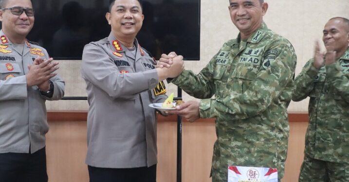 Kapolresta Palangka Raya Kombes Pol Andiyatna, S.I.K., M.H., bersama Kasdim 1016/Palangka Raya Kolonel Arm Khazanatul Israr, S.Pd., M.M., bersama jajaran di Momen HUT ke-81 TNI, Senin (5/10/2026). (ist)
