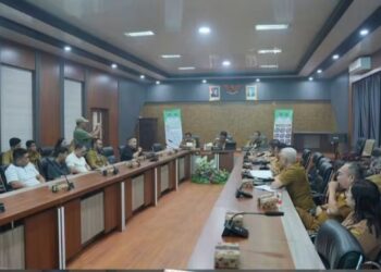 Bupati Barito Utara, H. Shalahuddin memimpin rapat koordinasi terkait percepatan pelebaran jalan tersebut, Senin (5/10/2026).