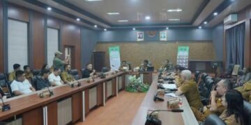 Bupati Barito Utara, H. Shalahuddin memimpin rapat koordinasi terkait percepatan pelebaran jalan tersebut, Senin (5/10/2026).