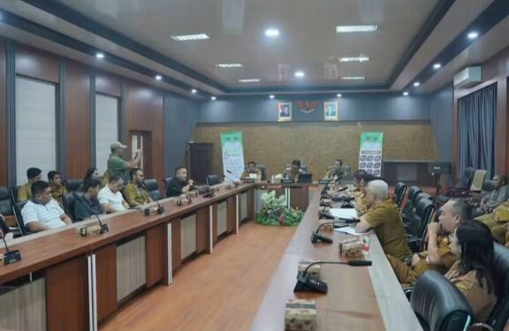 Bupati Barito Utara, H. Shalahuddin memimpin rapat koordinasi terkait percepatan pelebaran jalan tersebut, Senin (5/10/2026).