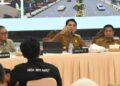 Bupati Barito Utara, H. Shalahuddin didampingi Wabup Felix Soenadi Y. Tingan memaparkan capaian program pembangunan satu tahun kepemimpinan di Gedung Balai Antang Muara Teweh, Selasa (6/10/2026).