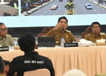 Bupati Barito Utara, H. Shalahuddin didampingi Wabup Felix Soenadi Y. Tingan memaparkan capaian program pembangunan satu tahun kepemimpinan di Gedung Balai Antang Muara Teweh, Selasa (6/10/2026).