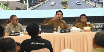 Bupati Barito Utara, H. Shalahuddin didampingi Wabup Felix Soenadi Y. Tingan memaparkan capaian program pembangunan satu tahun kepemimpinan di Gedung Balai Antang Muara Teweh, Selasa (6/10/2026).