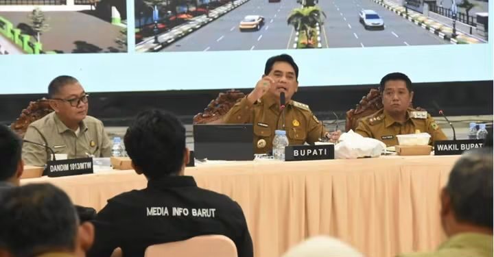 Bupati Barito Utara, H. Shalahuddin didampingi Wabup Felix Soenadi Y. Tingan memaparkan capaian program pembangunan satu tahun kepemimpinan di Gedung Balai Antang Muara Teweh, Selasa (6/10/2026).