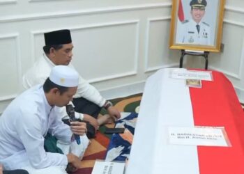Bupati Barito Utara, H. Shalahuddin, ketika melayat ke rumah duka H. Nadalsyah atau yang akrab disapa koyem, Selasa (6/10/2026).