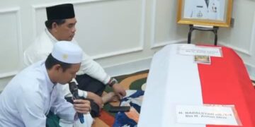 Bupati Barito Utara, H. Shalahuddin, ketika melayat ke rumah duka H. Nadalsyah atau yang akrab disapa koyem, Selasa (6/10/2026).