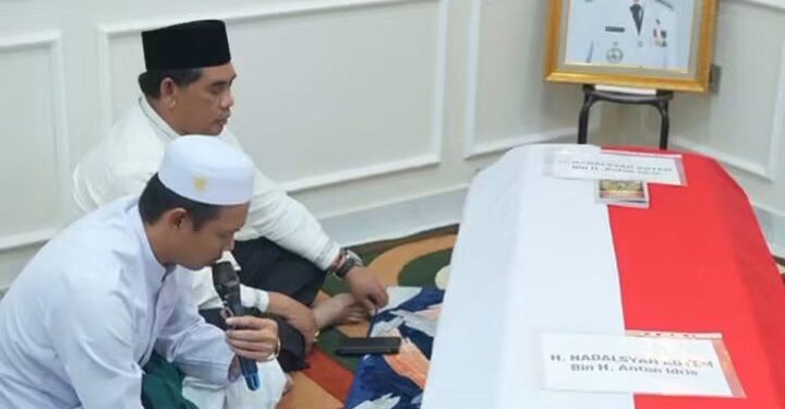 Bupati Barito Utara, H. Shalahuddin, ketika melayat ke rumah duka H. Nadalsyah atau yang akrab disapa koyem, Selasa (6/10/2026).
