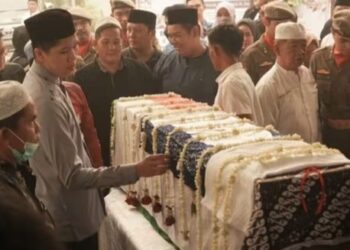 Prosesi pelepasan jenazah H. Nadalsyah dari rumah duka menuju Islamic Center, Rabu (7/10/2026).