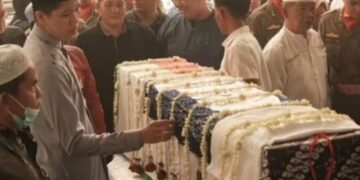 Prosesi pelepasan jenazah H. Nadalsyah dari rumah duka menuju Islamic Center, Rabu (7/10/2026).