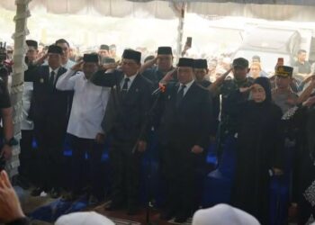 Wakil Gubernur Kalteng, H. Edy Pratowo, dan Bupati Barito Utara H. Shalahuddin, memberikan penghormatan terakhir untuk H. Nadalsyah Koyem dalam prosesi pemakaman, Rabu (7/10/2026).