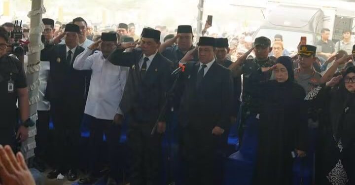 Wakil Gubernur Kalteng, H. Edy Pratowo, dan Bupati Barito Utara H. Shalahuddin, memberikan penghormatan terakhir untuk H. Nadalsyah Koyem dalam prosesi pemakaman, Rabu (7/10/2026).