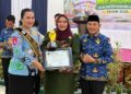Waket I DPRD Murung Raya Dina Maulidah, menerima penghargaan dari Wakil Bupati Murung Raya Rahmanto Muhidin, didampingi Bunda Literasi Kabupaten Murung Raya Warnita Heriyus, Kamis (8/10/2026).