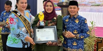 Waket I DPRD Murung Raya Dina Maulidah, menerima penghargaan dari Wakil Bupati Murung Raya Rahmanto Muhidin, didampingi Bunda Literasi Kabupaten Murung Raya Warnita Heriyus, Kamis (8/10/2026).
