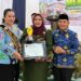 Waket I DPRD Murung Raya Dina Maulidah, menerima penghargaan dari Wakil Bupati Murung Raya Rahmanto Muhidin, didampingi Bunda Literasi Kabupaten Murung Raya Warnita Heriyus, Kamis (8/10/2026).