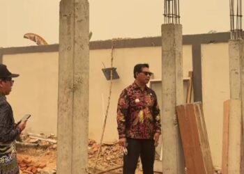 Bupati Barito Utara H. Shalahuddin meninjau progres rehabilitasi Gedung Tiara Batara, Kamis (8/10/2026).