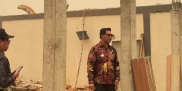 Bupati Barito Utara H. Shalahuddin meninjau progres rehabilitasi Gedung Tiara Batara, Kamis (8/10/2026).