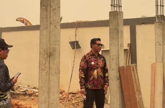 Bupati Barito Utara H. Shalahuddin meninjau progres rehabilitasi Gedung Tiara Batara, Kamis (8/10/2026).