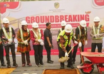 Bupati Barito Utara H. Shalahuddin, meletakkam batu pertama pembangunan Jembatan Lahei - Lahei Seberang, Kamis (8/10/2026).