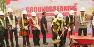 Bupati Barito Utara H. Shalahuddin, meletakkam batu pertama pembangunan Jembatan Lahei - Lahei Seberang, Kamis (8/10/2026).