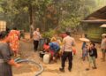 Jajaran Polsek Awang menyalurkan bantuan air bersih kepada warga Desa Wungkur Nanakan, Kecamatan Awang, Kamis (8/10/2026).