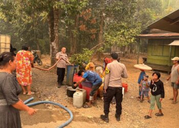 Jajaran Polsek Awang menyalurkan bantuan air bersih kepada warga Desa Wungkur Nanakan, Kecamatan Awang, Kamis (8/10/2026).