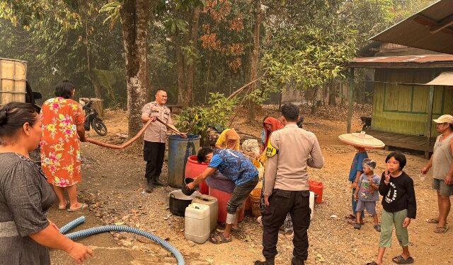 Jajaran Polsek Awang menyalurkan bantuan air bersih kepada warga Desa Wungkur Nanakan, Kecamatan Awang, Kamis (8/10/2026).