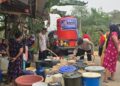 Kapolsek Dusun Tengah IPTU Stefanus Rantaelo, memimpin langsung pelaksanaan penyaluran air bersih, Minggu (11/10/2026). (ist)
