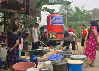 Kapolsek Dusun Tengah IPTU Stefanus Rantaelo, memimpin langsung pelaksanaan penyaluran air bersih, Minggu (11/10/2026). (ist)