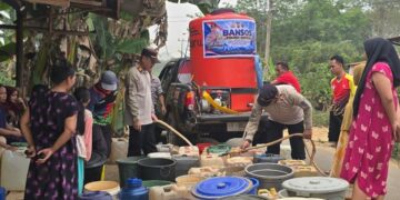 Kapolsek Dusun Tengah IPTU Stefanus Rantaelo, memimpin langsung pelaksanaan penyaluran air bersih, Minggu (11/10/2026). (ist)