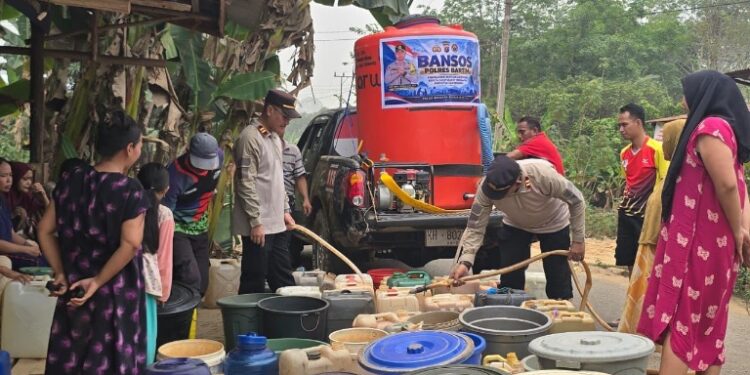 Kapolsek Dusun Tengah IPTU Stefanus Rantaelo, memimpin langsung pelaksanaan penyaluran air bersih, Minggu (11/10/2026). (ist)