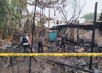 TKP kebakaran di seberang Pengadilan Negeri Tamiang Layang yang telah dipasang garis polisi.