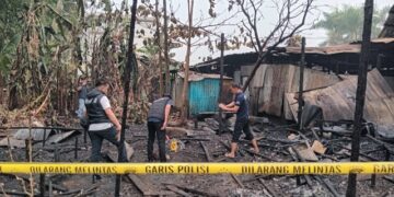 TKP kebakaran di seberang Pengadilan Negeri Tamiang Layang yang telah dipasang garis polisi.
