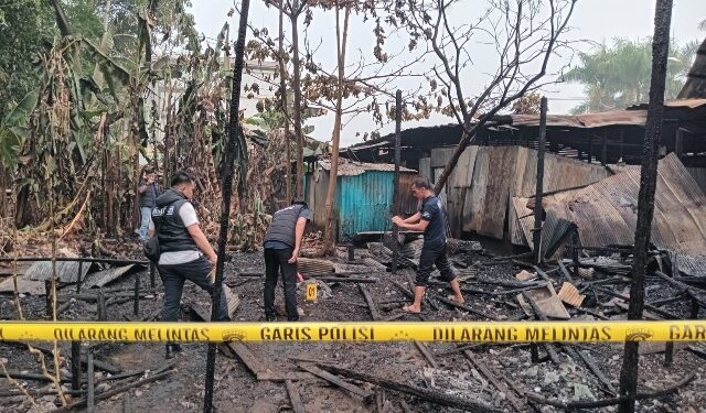 TKP kebakaran di seberang Pengadilan Negeri Tamiang Layang yang telah dipasang garis polisi.