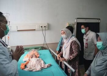 Ketua Tim Penggerak PKK Kabupaten Barito Utara, Ny. Hj. Maya Savitri Shalahuddin, saat mengunjungi seorang anak asal Desa Mampuak yang menjalani perawatan akibat stunting di RSUD Muara Teweh, Jumat (9/10/2026).