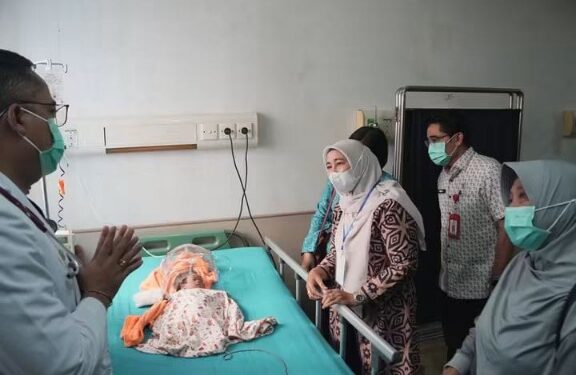 Ketua Tim Penggerak PKK Kabupaten Barito Utara, Ny. Hj. Maya Savitri Shalahuddin, saat mengunjungi seorang anak asal Desa Mampuak yang menjalani perawatan akibat stunting di RSUD Muara Teweh, Jumat (9/10/2026).