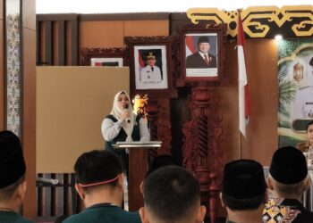 Wakil Ketua I DPRD Murung Raya Dina Maulidah, menghadiri pelepasan kontingen FSQ, Selasa (13/10/2026).