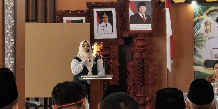 Wakil Ketua I DPRD Murung Raya Dina Maulidah, menghadiri pelepasan kontingen FSQ, Selasa (13/10/2026).