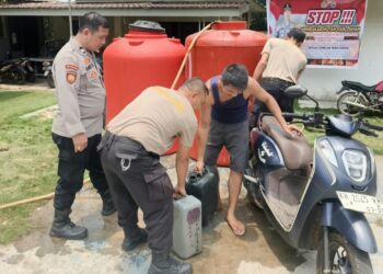 Penyaluran air bersih yang dilakukan personel Polsek Dusun Timur, Selasa (13/10/2026). (ist)