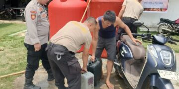 Penyaluran air bersih yang dilakukan personel Polsek Dusun Timur, Selasa (13/10/2026). (ist)