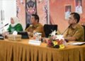 Wabup Barito Utara Felix Sonadie Y. Tingan, memimpin rapat Tim Percepatan Penurunan Stunting (TPPS) Kabupaten Barito Utara Tahun 2026 di Aula Rumah Jabatan Bupati, Selasa (13/10/2026).