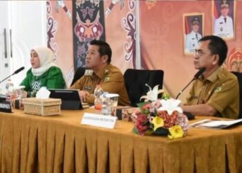 Wabup Barito Utara Felix Sonadie Y. Tingan, memimpin rapat Tim Percepatan Penurunan Stunting (TPPS) Kabupaten Barito Utara Tahun 2026 di Aula Rumah Jabatan Bupati, Selasa (13/10/2026).